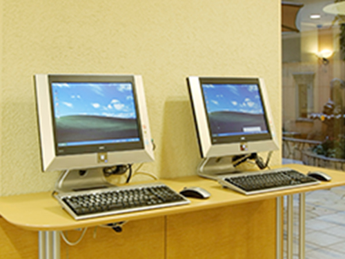 ビジネスコーナーに設置されたパソコン・コピー機